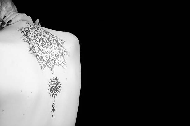 istock Mehendi pattern on the back of a girl 501259316