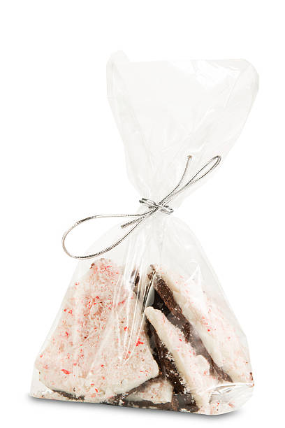 сумка шоколадных мятный bark - peppermint chocolate candy christmas стоковые фото и изображения