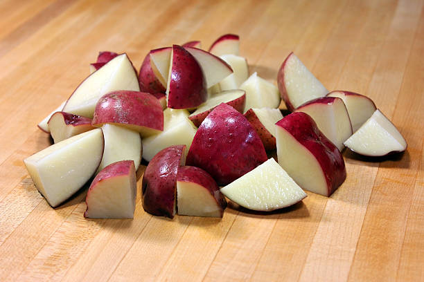 붉은 감자와 - red potato raw potato chopped vegetable 뉴스 사진 이미지