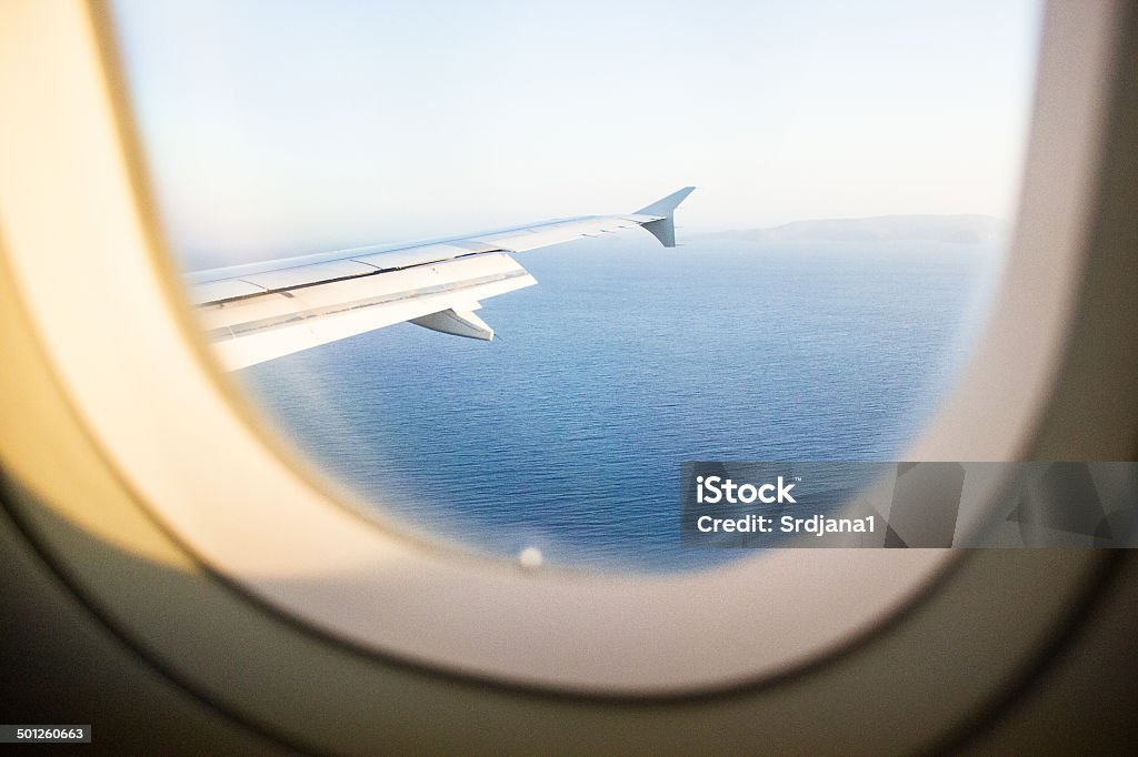 Avião voando sobre o mar - Foto de stock de Asa de aeronave royalty-free
