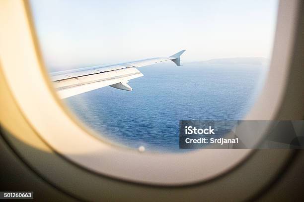 Foto de Avião Voando Sobre O Mar e mais fotos de stock de Asa de aeronave - Asa de aeronave, Jato corporativo, Pôr-do-sol