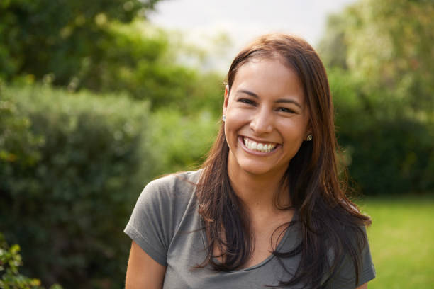 she's feliz camper - women close up beautiful beauty in nature fotografías e imágenes de stock