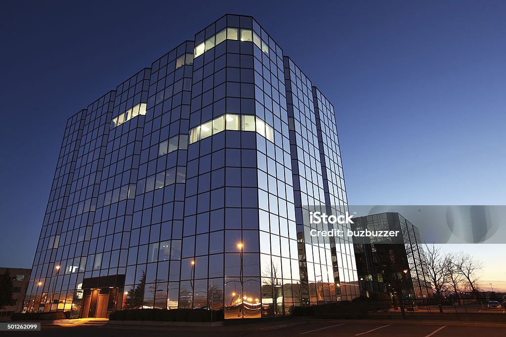 Glas Corporate-Gebäude mit einem schönen Sonnenuntergang - Lizenzfrei Nacht Stock-Foto