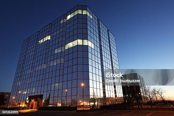 Glas Corporategebäude Mit Einem Schönen Sonnenuntergang Stockfoto und mehr Bilder von Nacht