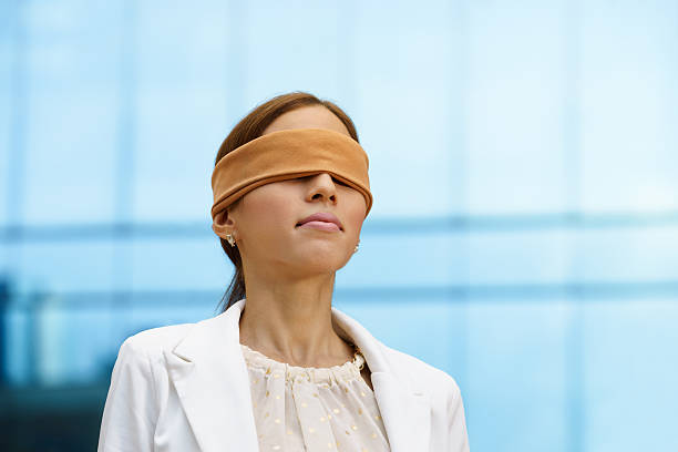 blindfolded hispanic business 여자 니어 office building - concentration clairvoyance women eyes closed 뉴스 사진 이미지