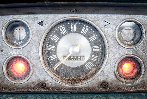 dusty retrò vecchio camion dashboard - odometer speedometer gauge old fashioned foto e immagini stock