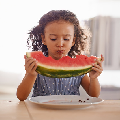 Shot of a cute little girl eating watermelonhttp://195.154.178.81/DATA/i_collage/pi/shoots/783539.jpg