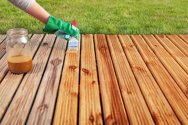 stosowanie lakierów ochronnych na patio drewniane podłogi - wood stain paint deck paintbrush zdjęcia i obrazy z banku zdjęć