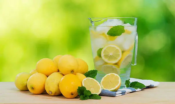 Refreshing lemonade with whole lemons