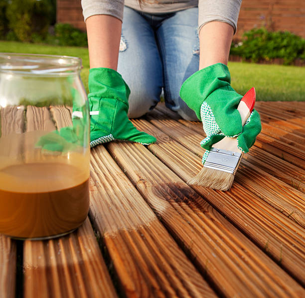 aplicación de barniz protector en un patio piso de madera - wood deck wood stain paint fotografías e imágenes de stock