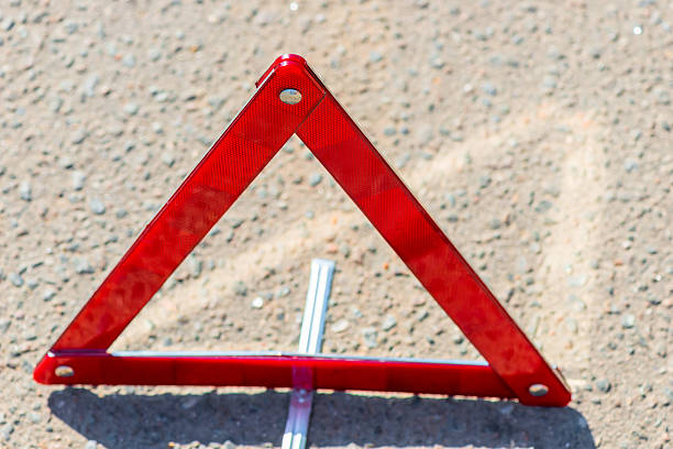 triangle de présignalisation sur l'asphalte est photographiés en gros - reflector danger warning triangle vehicle breakdown photos et images de collection