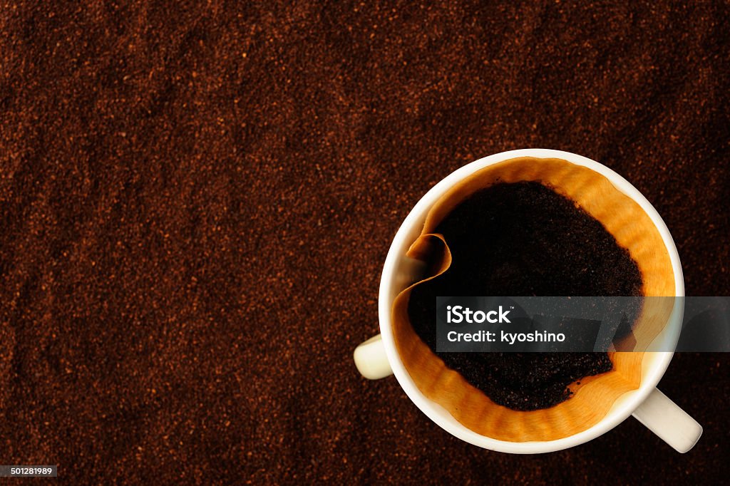 使用するフィルタ、コーヒーカップコーヒーを挽いたコーヒー豆 - コーヒーかすのロイヤリティフリーストックフォト