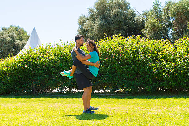 athlétique jeune couple de faire des exercices de remise en forme dans le parc - mascular photos et images de collection