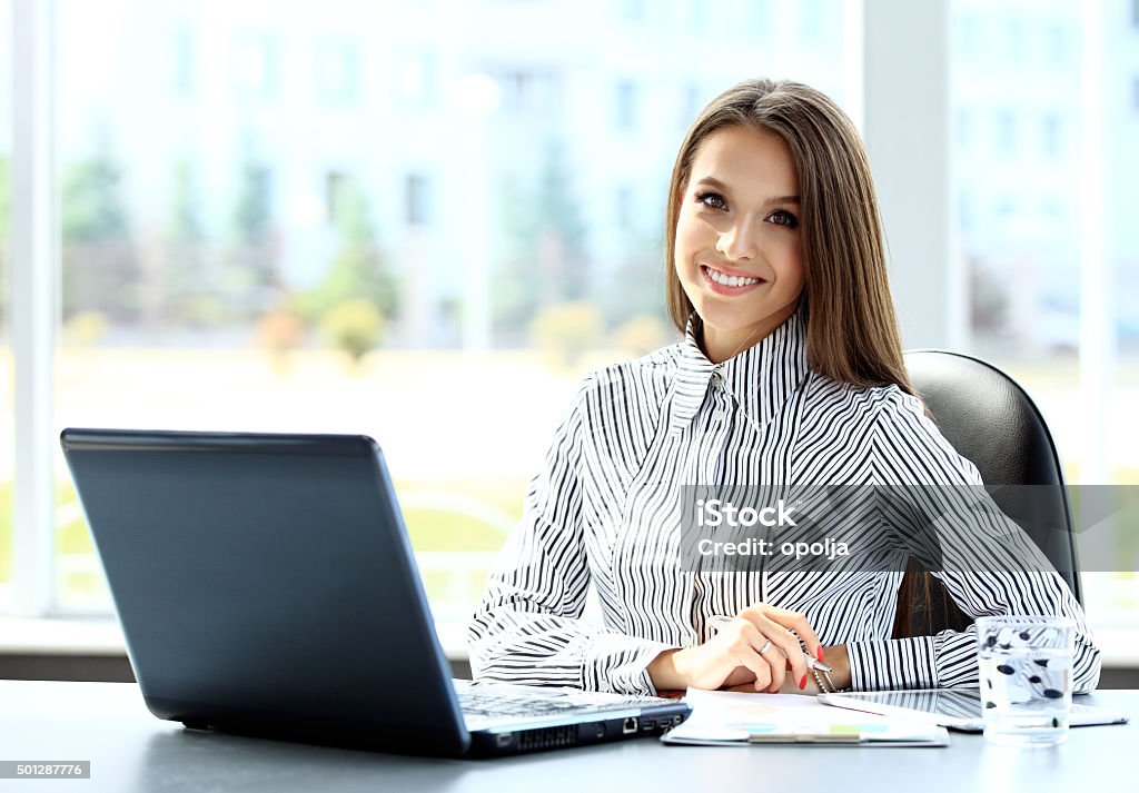 Mujer de negocios trabajando en la computadora portátil - Foto de stock de Oficina libre de derechos