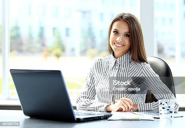 Mujer De Negocios Trabajando En La Computadora Portátil Foto de stock y más banco de imágenes de Oficina