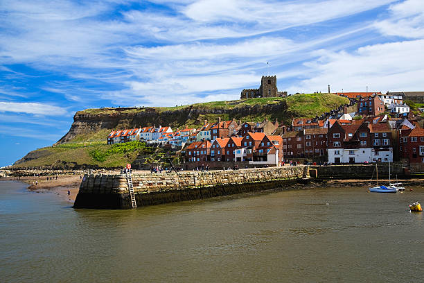 igreja de st mary acima de whitby cidade - vlad vi imagens e fotografias de stock