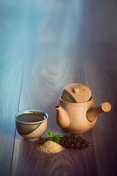 bule de chá preto de cerâmica, com hortelã folhas e açúcar castanho - oregano freshness herb brown imagens e fotografias de stock