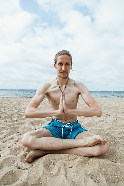 若い男性リード線、健康的なライフスタイル - yoga outdoors hippie people ストックフォトと画像