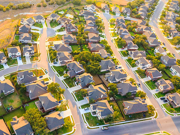 vue aérienne de la banlieue d'austin, au texas - lawn residential district landscaped community photos et images de collection