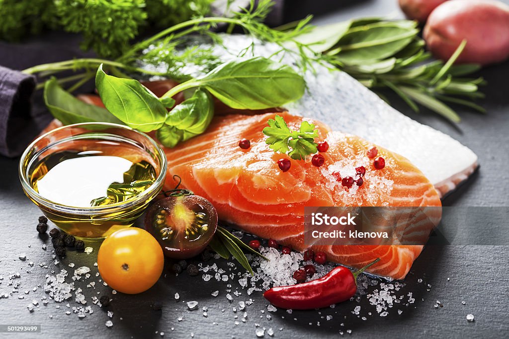 Köstliche Teil frisches Lachsfilet mit aromatischen Kräutern - Lizenzfrei Fisch Stock-Foto