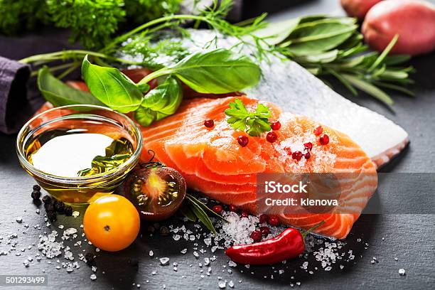 Köstliche Teil Frisches Lachsfilet Mit Aromatischen Kräutern Stockfoto und mehr Bilder von Fisch