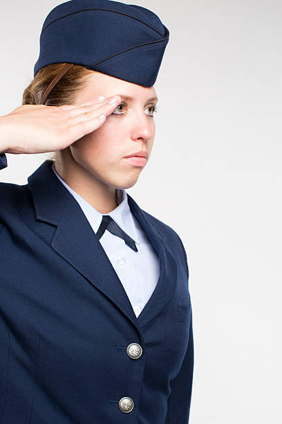 암컷 미 공군 선임 airman 흰색 배경의 - armed forces saluting female air force 뉴스 사진 이미지