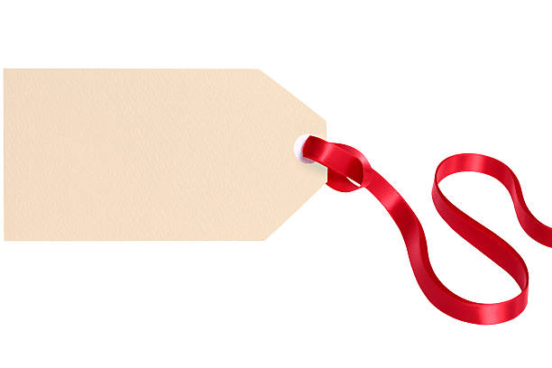 simple étiquette-cadeau avec ruban rouge isolé sur fond blanc - ribbon curled up hanging christmas photos et images de collection