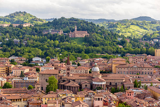 vista della basilica di san domenico a bologna, italia - bologna italy medieval palace foto e immagini stock