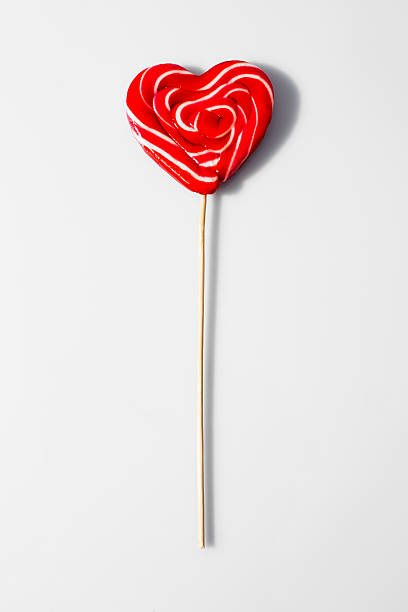 piruleta en forma de corazón - heart shape cute valentines day nostalgia fotografías e imágenes de stock