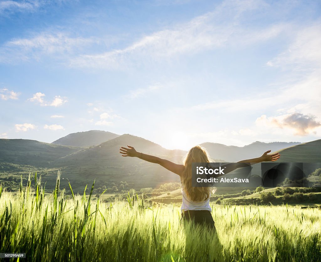 Junge Frau mit einem frischen Frühstück im Freien - Lizenzfrei Natur Stock-Foto