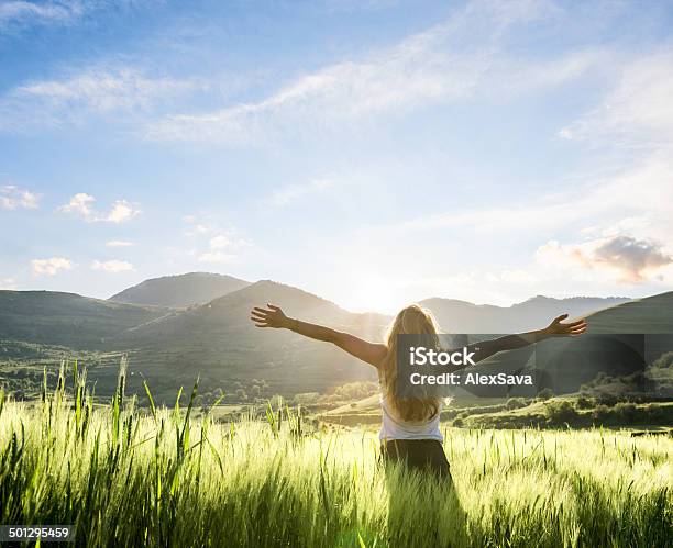 Junge Frau Mit Einem Frischen Frühstück Im Freien Stockfoto und mehr Bilder von Natur - Natur, Frauen, Eine Frau allein