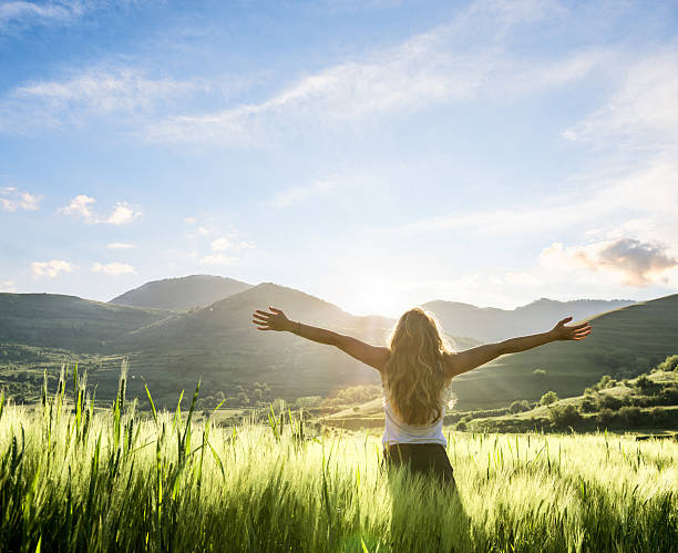 若い女性が新鮮な朝の屋外 - vitality nature beauty in nature beauty ストックフォトと画像