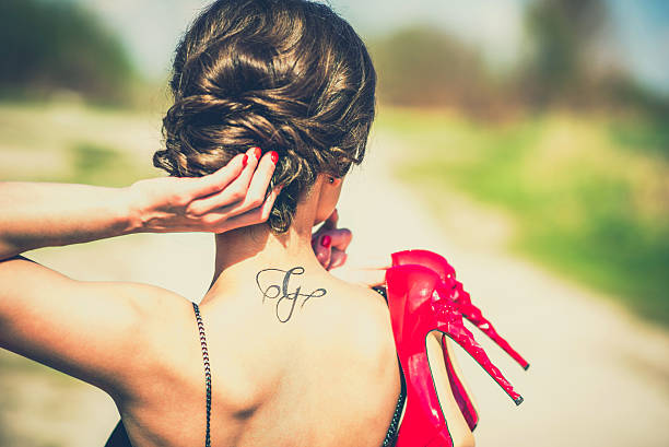 barefoot brunette garota em um vestido preto ao ar livre - tattoo women back rear view - fotografias e filmes do acervo
