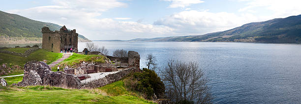 スコットランドの景観-ロッホネスアーカート城のパノラマビュー - urquhart castle ストックフォトと画像