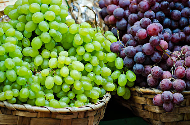 uve fresche - grape red grape red farmers market foto e immagini stock
