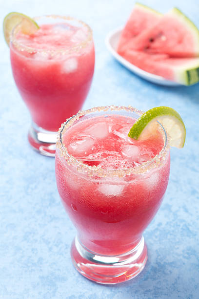 alkoholfreier wassermelone cocktail mit braunem zucker und limette - crushed ice freshness red lime stock-fotos und bilder