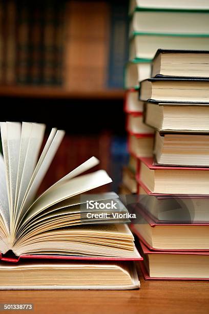 Mundo De Libros Foto de stock y más banco de imágenes de Abierto - Abierto, Aprender, Biblioteca