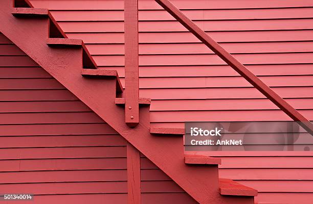 Rosso Scale Del Rosso Di Un Fienile - Fotografie stock e altre immagini di Esterno di un edificio - Esterno di un edificio, Scalinata, Rosso