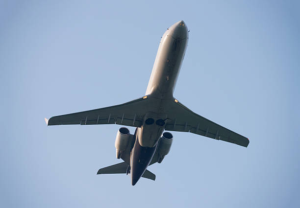 小さな商業ジェット離陸する - airplane taking off sky commercial airplane ストックフォトと画像