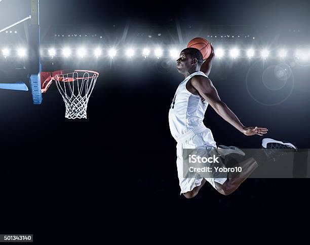 Jugador De Baloncesto De Puntuación De Salud Un Sorprendente Slam Dunk Foto de stock y más banco de imágenes de Baloncesto