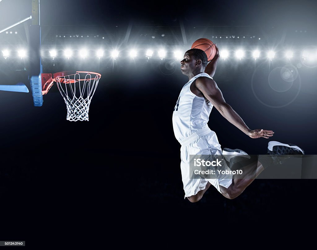 バスケットボール選手スコアリング、アスレチック、驚きのスラムダンク - スポーツ バスケットボールのロイヤリティフリーストックフォト