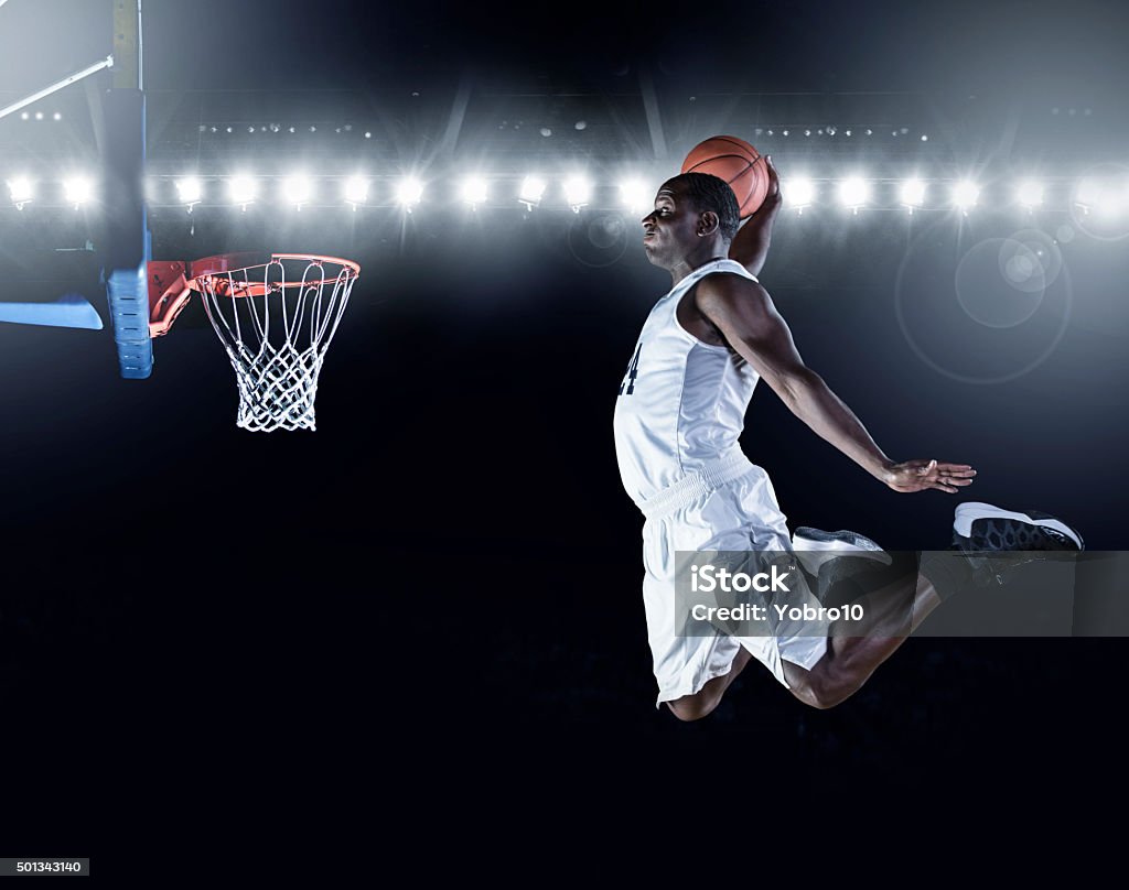 Jogador de basquete de base atlética, incrível slam dunk - Foto de stock de Basquete royalty-free