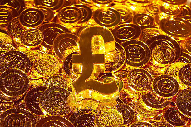 3 d icono de £ libras en pila de monedas de oro - number 10 flash fotografías e imágenes de stock