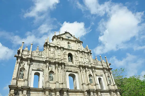 Ruins of St.Paul, is the most representative scenic spots and historical sites of Macau.As the landmark of Macau, every year or holidays it will attract lots of visitors. It is the front wall of cathedral , which completed in 1580. The church mixtures of European Renaissance period of and the east buildings styles.