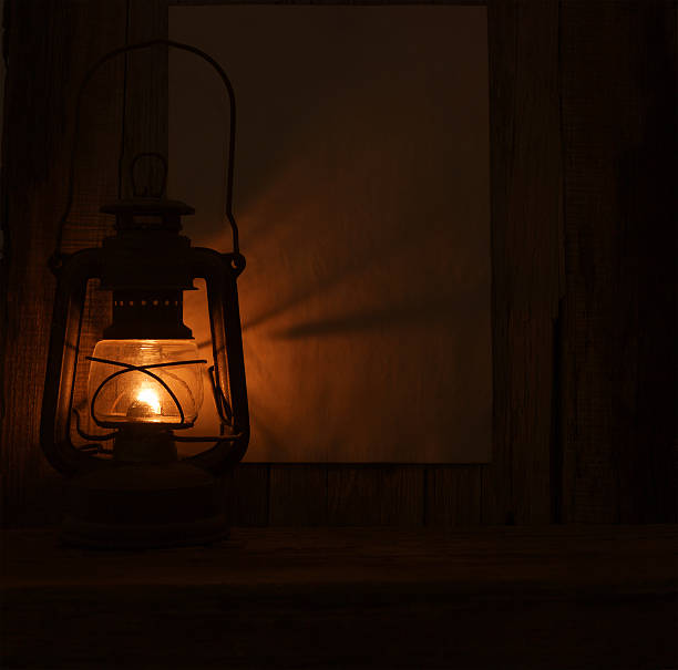 gas lamp vecchia sul tavolo di legno fienile parete - accendino a gas foto e immagini stock