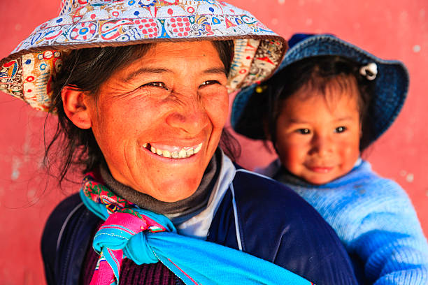 peruvian donna con il suo bambino sul retro in prossimità di arequipa - unknown gender foto e immagini stock