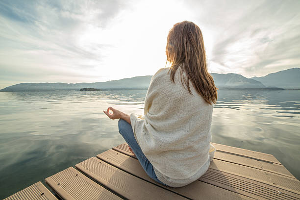 junge frau, die yoga-übungen auf den pier - lake tranquil scene landscape zen like stock-fotos und bilder