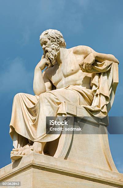 Athensestatua De Sócrates En La Parte Delantera De La Academia Foto de stock y más banco de imágenes de Sócrates - Filósofo