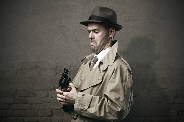 inútil detective vintage con una pistola - spy gun men humor fotografías e imágenes de stock