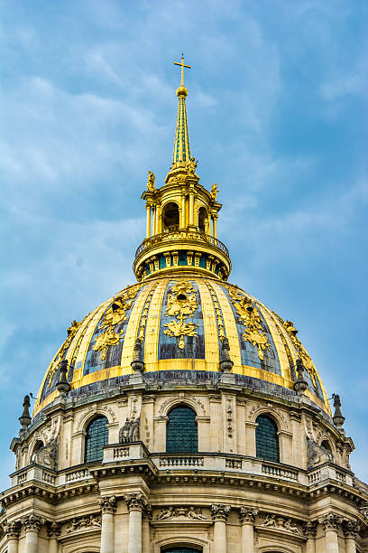 L'Hotel national des Invalides is a complex of buildings containing museums and monuments, as well as a hospital and a retirement home for war veterans, the building's original purposeL'Hotel national des Invalides is a complex of buildings  as well as a hospital and a retirement home for war veterans, the building's original purpose